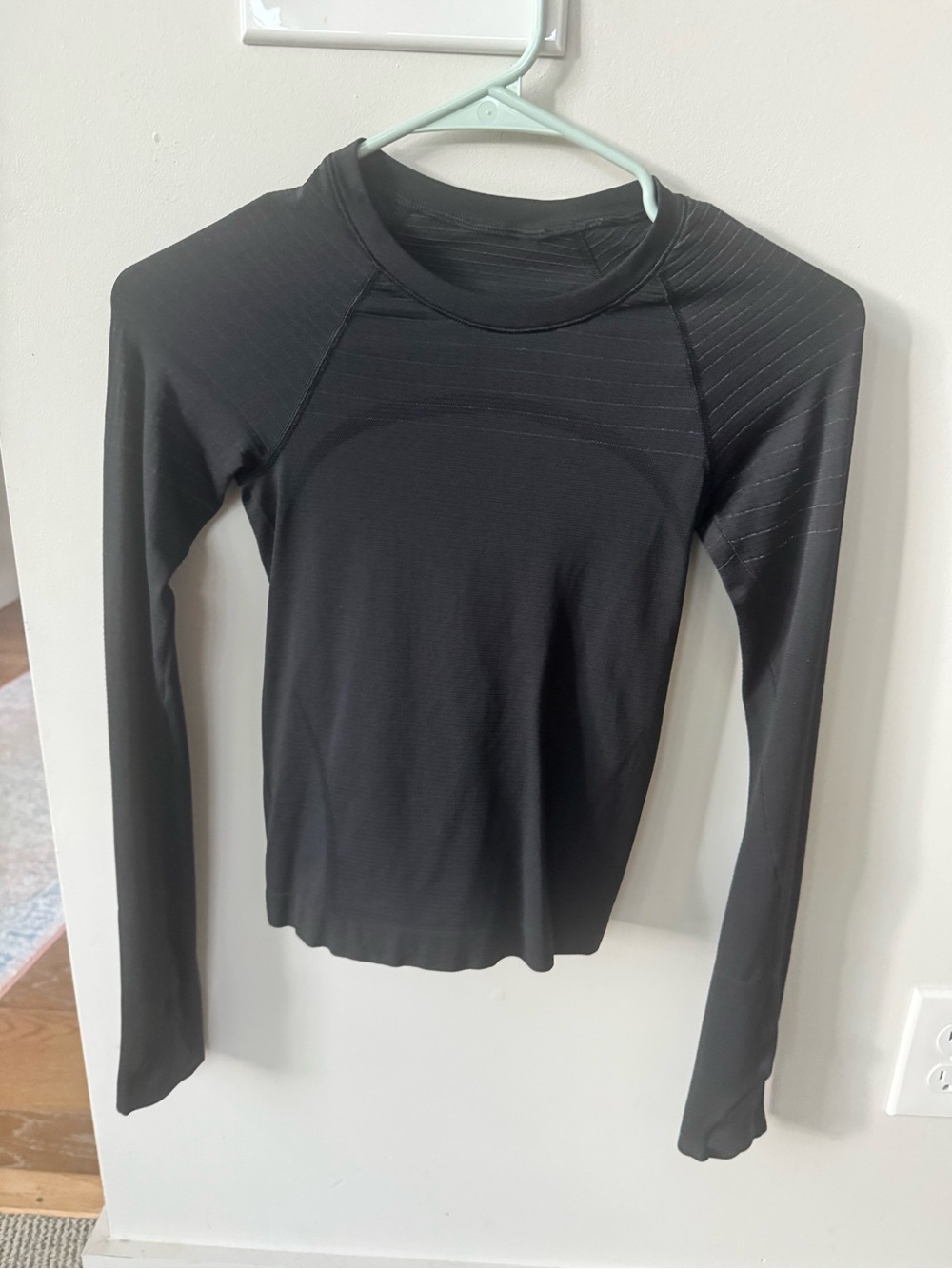 lululemon athletica Black Swiftly Tech Long-Sleeve Athletic Tee Size 4